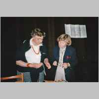 59-05-1314 Kirchspieltreffen Schirrau 1997 in Neetze - Es gibt Interessantes zu erklaeren, Irmgard Boehm schaut aufmerksam zu.jpg